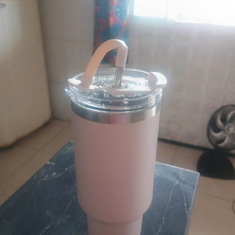 Avaliação da Aline Santos com copo rosa