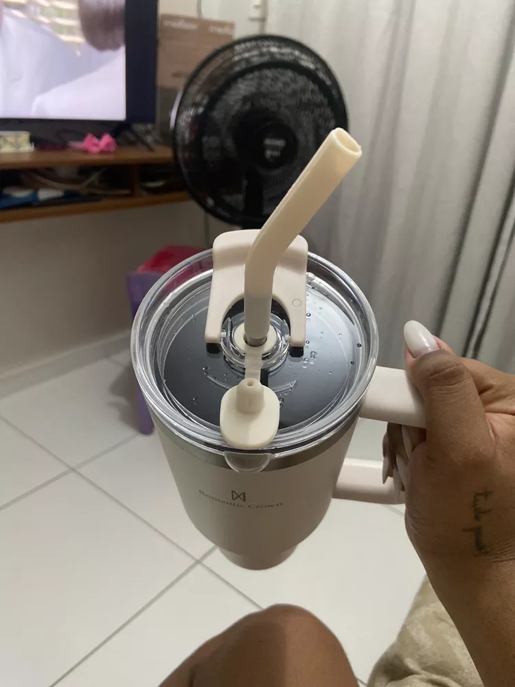 Avaliação da Juliana Martins com canudo encaixado